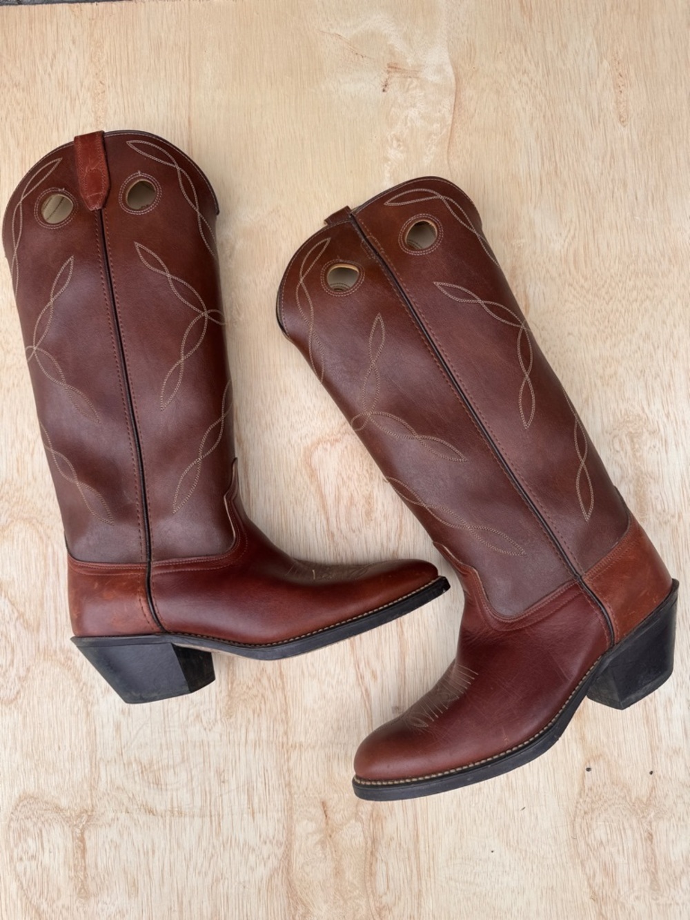 Acme // vintage women’s tall stitched, heeled cowboy boots size 8